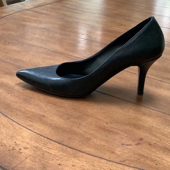 Black Pumps - Picture 2 of 4